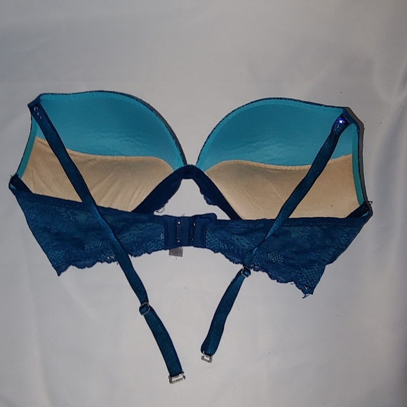 Victoria Secret bra.  36D - Picture 5 of 8